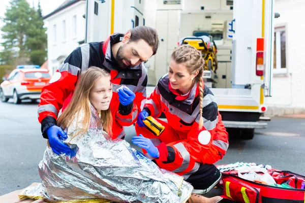 Ambulance doctor helping injured woman — Stock Photo, Image