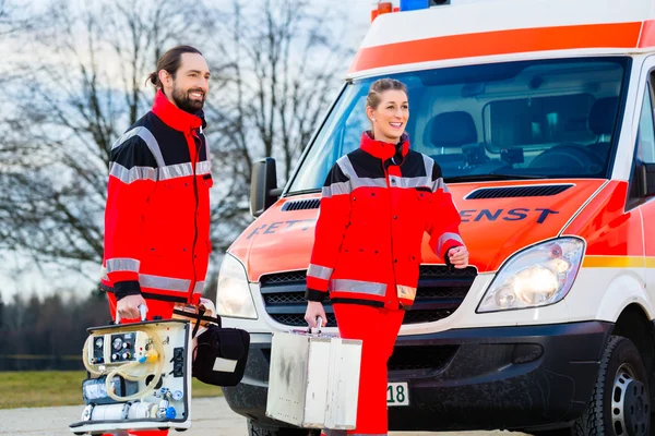 Akuta läkare framför ambulans — Stockfoto