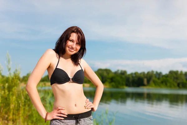 Jovem mulher no lago no verão — Fotografia de Stock