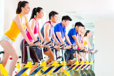insanlar Bisiklet eğitim fitness salonunda iplik içinde