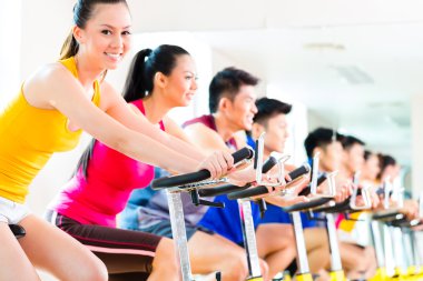 insanlar Bisiklet eğitim fitness salonunda iplik içinde