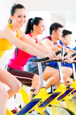 insanlar Bisiklet eğitim fitness salonunda iplik