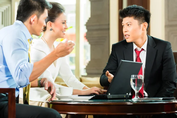 Chinese business people at presentation meeting — Stock Photo, Image