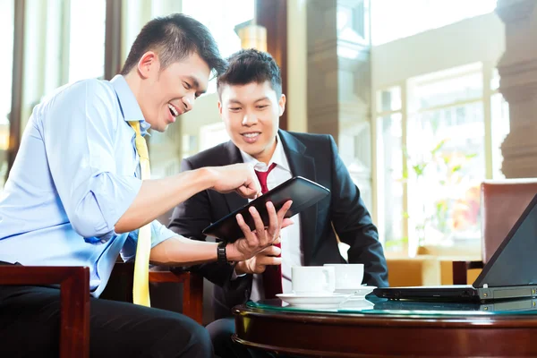 Chinese businessmen at business meeting in hotel — 图库照片