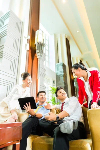 Réunions de gens d'affaires dans le hall de l'hôtel — Photo