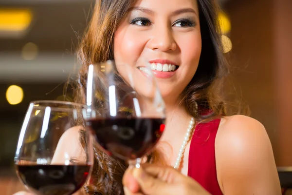 Mujer tostando vino tinto con el hombre — Foto de Stock