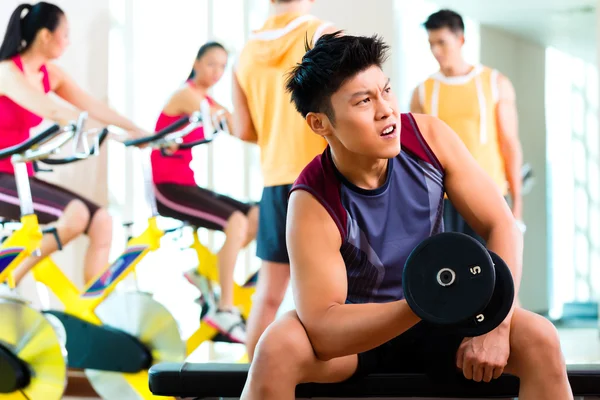 Osoby vykonávající sport pro fitness v tělocvičně — Stock fotografie