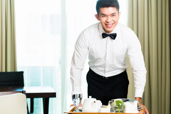 Garçom quarto chinês servindo comida convidados — Fotografia de Stock