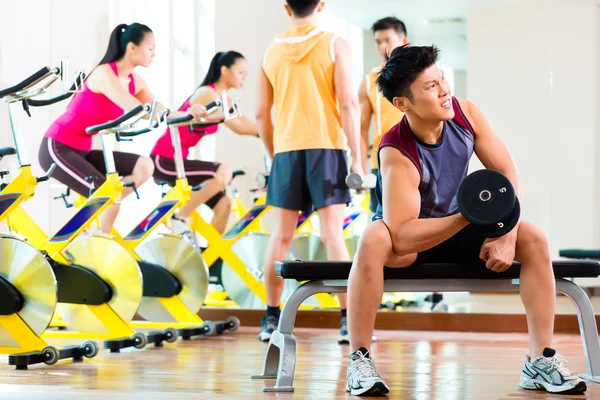 Menschen, die Sport für Fitness im Fitnessstudio treiben — Stockfoto
