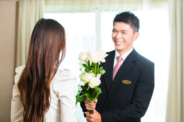 Gerente del hotel dando la bienvenida VIP invitado — Foto de Stock