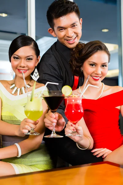 People drinking cocktails in luxury bar — Stock Photo, Image