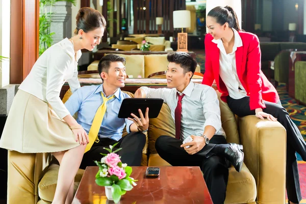 Business people meeting in hotel lobby — Stock Photo, Image
