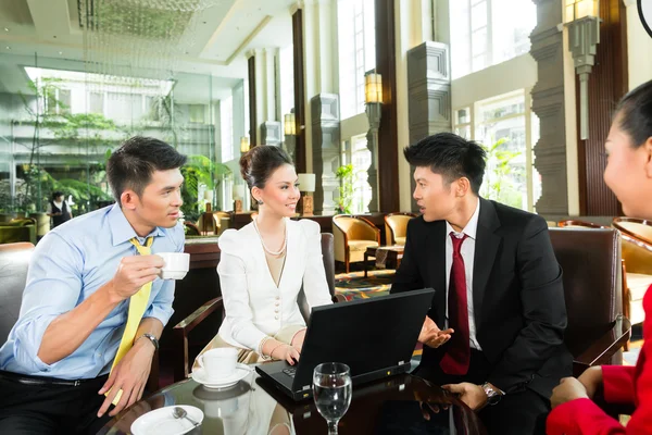 Business people at meeting in hotel lobby — Φωτογραφία Αρχείου