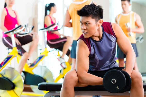 Personas que practican deporte para la aptitud en el gimnasio — Foto de Stock