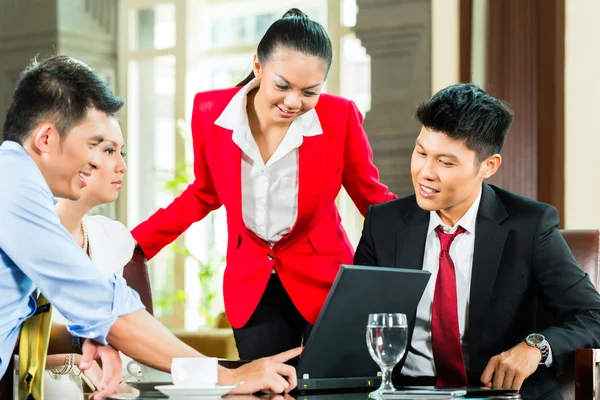 Zakenmensen ontmoeten elkaar in hotellobby — Stockfoto