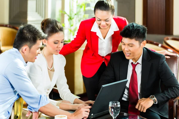 Business people at meeting in hotel lobby — Φωτογραφία Αρχείου