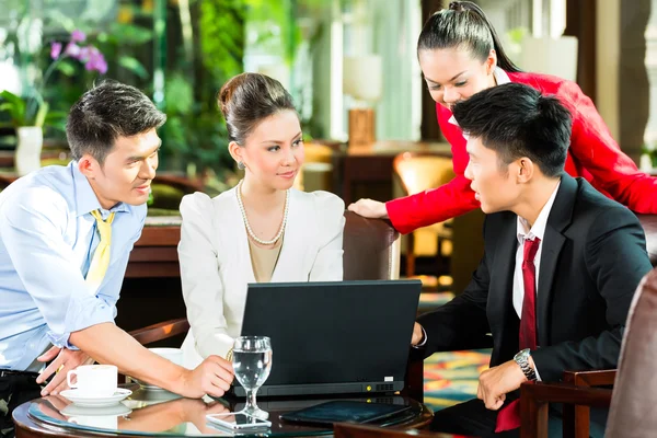 Business people at meeting in hotel lobby — Φωτογραφία Αρχείου