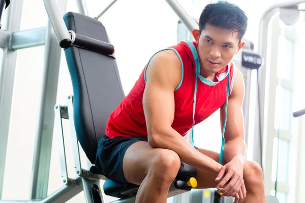 Mann trainiert Kraft im Fitnessstudio — Stockfoto