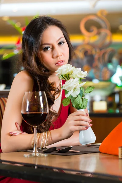 Mulher chinesa esperando no restaurante para data — Fotografia de Stock