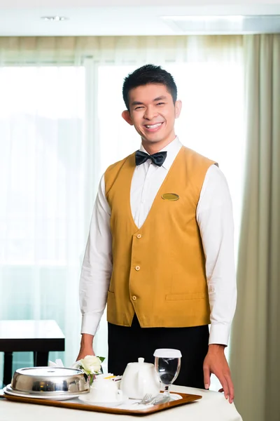 Camarero de servicio de habitaciones que sirve comida en el hotel — Foto de Stock