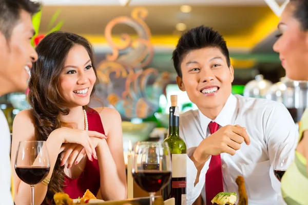 Chinese business people dining in restaurant — ストック写真