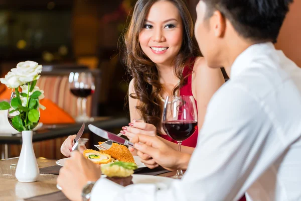 Couple having romantic dinner in fancy restaurant — Zdjęcie stockowe