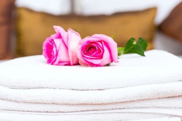 Blommor till välkommen gäst i hotellrum — Stockfoto