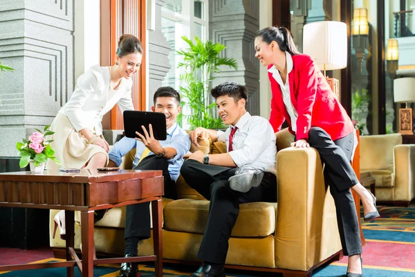 Business people meeting in hotel lobby — Stock Photo, Image