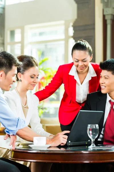 Business people at meeting in hotel lobby — Φωτογραφία Αρχείου