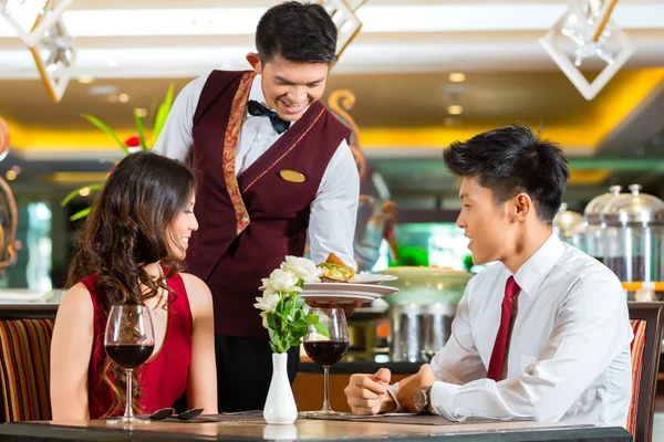 Camarero sirviendo la cena en elegante restaurante — Foto de Stock