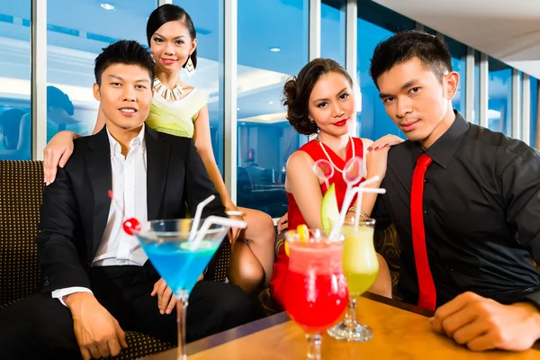 Personnes qui boivent des cocktails dans un bar de luxe — Photo