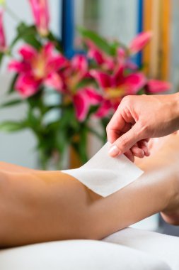 Kadında bacak alma Spa mumlu