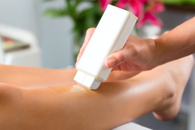 Kadında bacak alma Spa mumlu