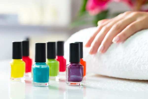 Vrouw in nagel salon ontvangst manicure — Stockfoto