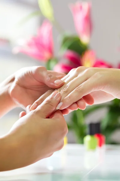 Mulher no salão de beleza recebendo massagem de mão — Fotografia de Stock