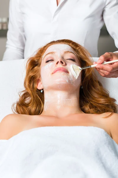 Cosmetici e bellezza - applicare la maschera facciale — Foto Stock