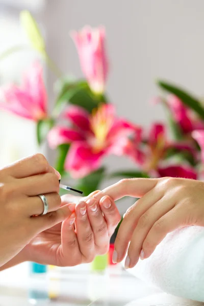 Donna nel salone di bellezza che riceve manicure — Foto Stock
