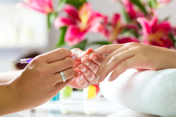 Mujer en salón de uñas recibiendo manicura —  Fotos de Stock