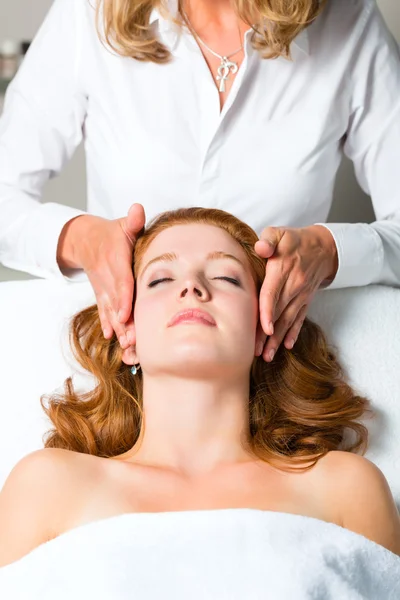 Mulher recebendo massagem na cabeça em Spa — Fotografia de Stock