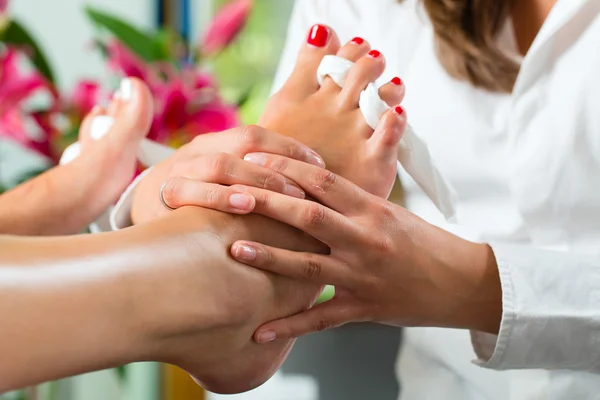 Donna in studio unghie riceve pedicure — Foto Stock