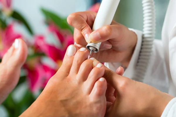 Mujer en estudio de uñas recibiendo pedicura —  Fotos de Stock