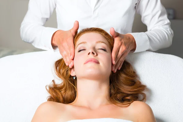 Mujer recibiendo masaje en la cabeza en Spa — Foto de Stock