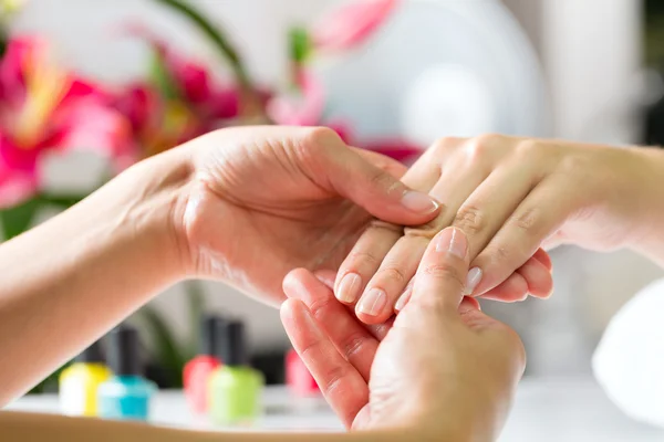 Vrouw in nagel salon ontvangen hand massage — Stockfoto