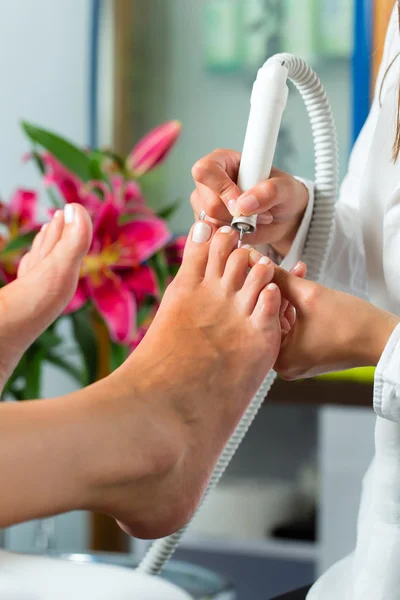 Kobieta w otrzymaniu pedicure studio paznokci — Zdjęcie stockowe