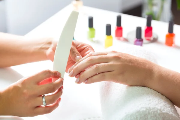Kvinna i nagelsalong får manikyr — Stockfoto
