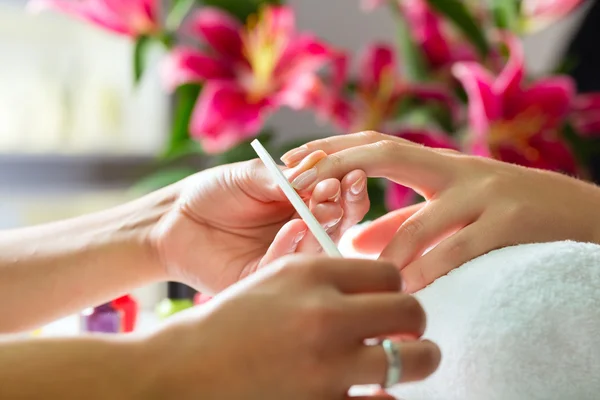 Vrouw in nagel salon ontvangst manicure — Stockfoto