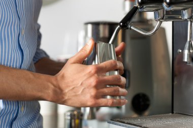 Barista cappuccino hazırlar