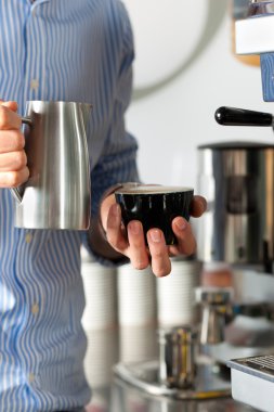 Barista cappuccino hazırlar