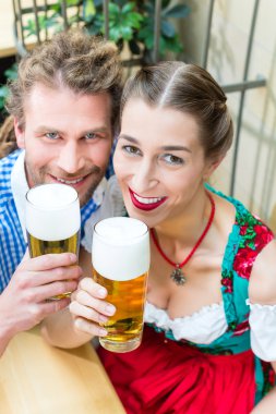 Bavyera restoran veya Bar genç Çift