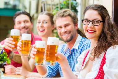 insanlar Bavyera restoran veya bar bira içmek